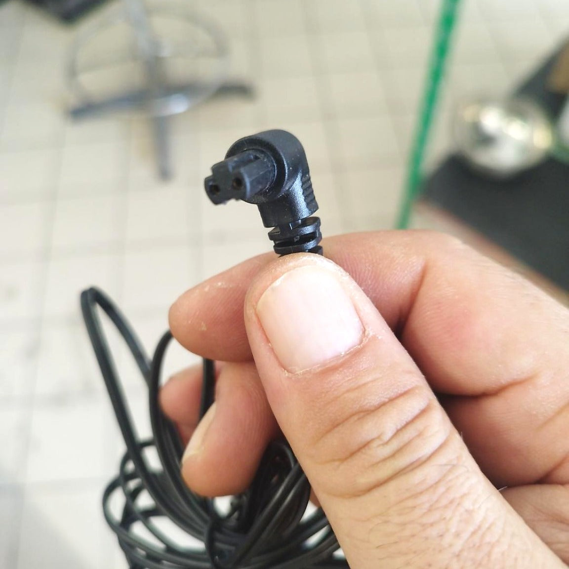 Spinotto reale visto lateralmente del caricabatterie compatibile Black+Decker